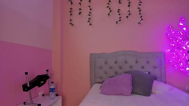 Snapshot of littletammy4u_ chatting on October 7, 12:13 pm littletammy4u online show from October 7, 12:13 pm