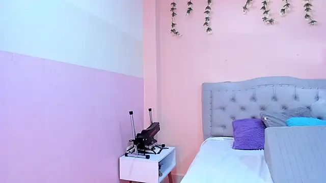 Snapshot of littletammy4u_ chatting on October 22, 12:27 pm littletammy4u online show from October 22, 12:27 pm