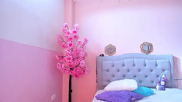 Snapshot of littletammy4u_ chatting on December 18, 12:44 pm littletammy4u online show from December 18, 12:44 pm