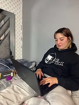 Snapshot of Maggie_Geller chatting on March 5, 11:27 pm Maggie Geller online show from March 5, 11:27 pm