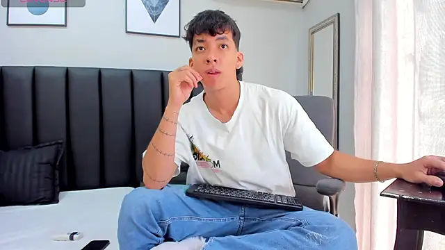 Snapshot of ISAAC_CRYSTON chatting on February 3, 3:17 pm ISAAC CRYSTON online show from February 3, 3:17 pm