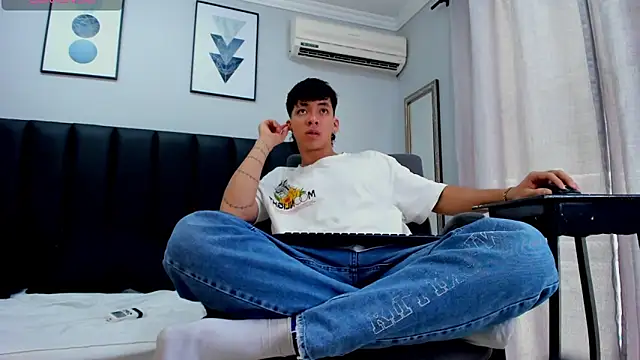 Snapshot of ISAAC_CRYSTON chatting on February 3, 6:17 pm ISAAC CRYSTON online show from February 3, 6:17 pm