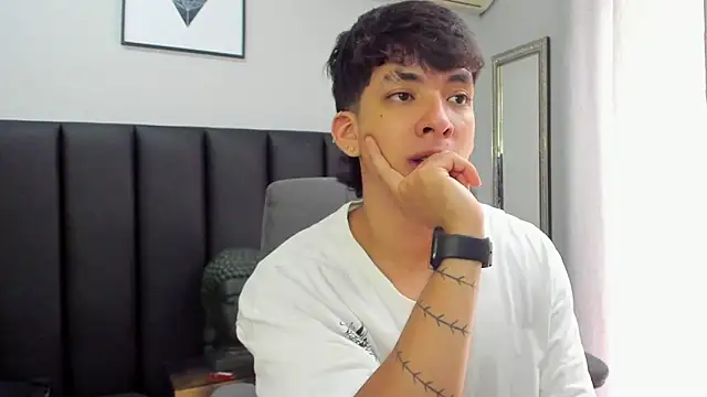 Snapshot of ISAAC_CRYSTON chatting on February 9, 5:11 pm ISAAC CRYSTON online show from February 9, 5:11 pm