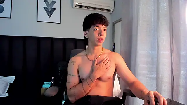 Snapshot of ISAAC_CRYSTON chatting on February 24, 8:03 pm ISAAC CRYSTON online show from February 24, 8:03 pm