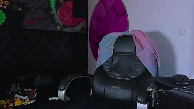 Snapshot of ISAAC_CRYSTON chatting on October 20, 7:47 pm ISAAC CRYSTON online show from October 20, 7:47 pm