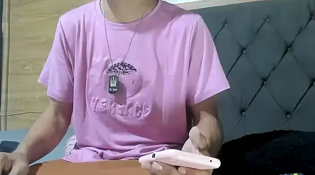 Snapshot of guyeifmaxiro chatting on February 17, 7:42 pm guyeifmaxiro online show from February 17, 7:42 pm