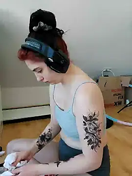 Snapshot of Gamergirl-Linela chatting on February 18, 9:32 am Gamergirl-Linela online show from February 18, 9:32 am