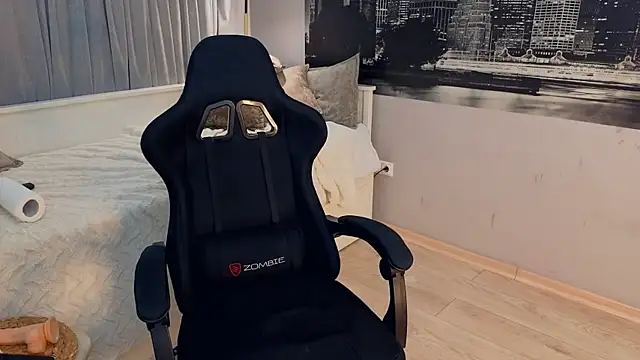 Nicole Hampton online show from February 14, 2:28 am