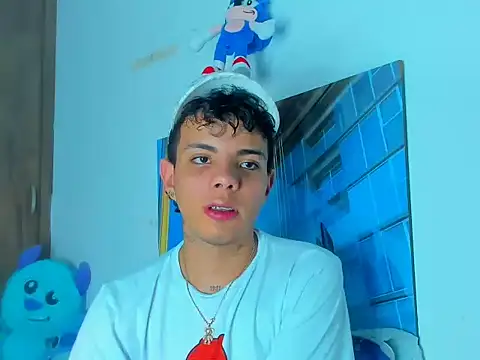 Snapshot of Alessandro_1610 chatting on February 27, 6:18 am Alessandro 1610 online show from February 27, 6:18 am