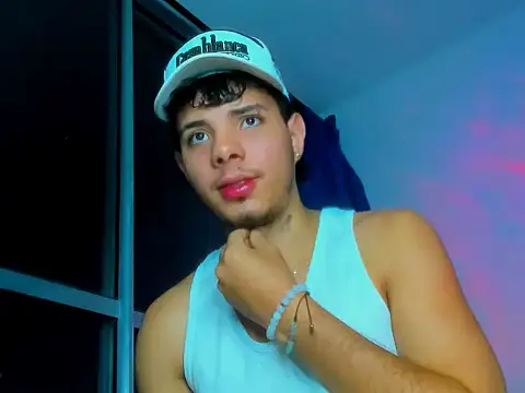 Snapshot of Alessandro_1610 chatting on September 28, 6:19 am Alessandro 1610 online show from September 28, 6:19 am