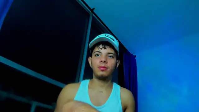 Snapshot of Alessandro_1610 chatting on October 18, 6:48 am Alessandro 1610 online show from October 18, 6:48 am