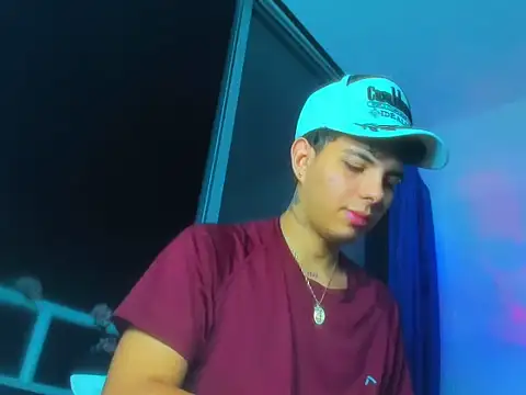 Snapshot of Alessandro_1610 chatting on October 24, 5:37 am Alessandro 1610 online show from October 24, 5:37 am