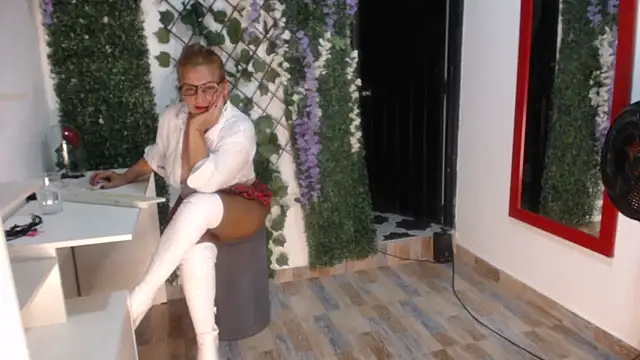 StephyJones1 online show from September 25, 9:18 pm