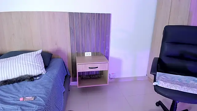 Snapshot of Mia_cm chatting on March 21, 10:39 pm Mia cm online show from March 21, 10:39 pm