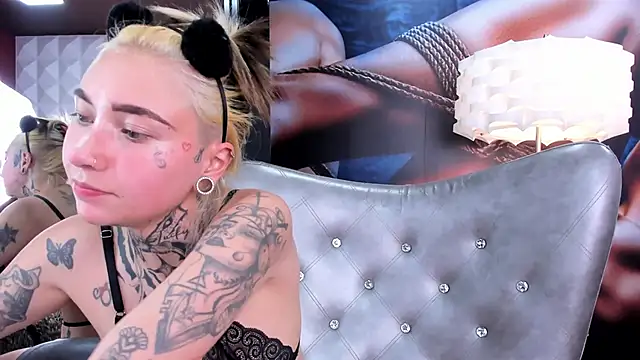 Snapshot of miss___angel chatting on February 11, 6:01 pm miss angel online show from February 11, 6:01 pm