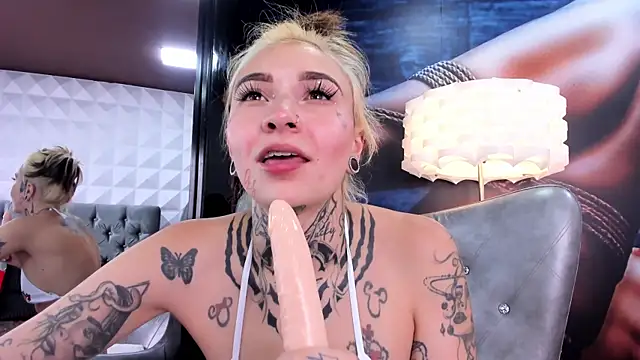 Snapshot of miss___angel chatting on February 12, 9:01 pm miss angel online show from February 12, 9:01 pm