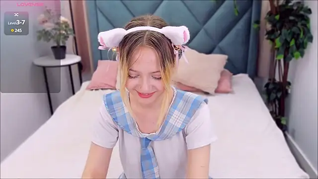 Snapshot of SweetieAngela chatting on February 25, 3:20 am SweetieAngela online show from February 25, 3:20 am