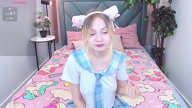 Snapshot of SweetieAngela chatting on March 5, 6:23 am SweetieAngela online show from March 5, 6:23 am