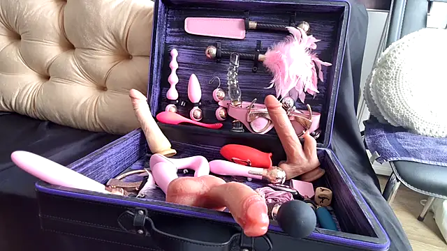 Chanel Noire online show from March 8, 2:08 pm