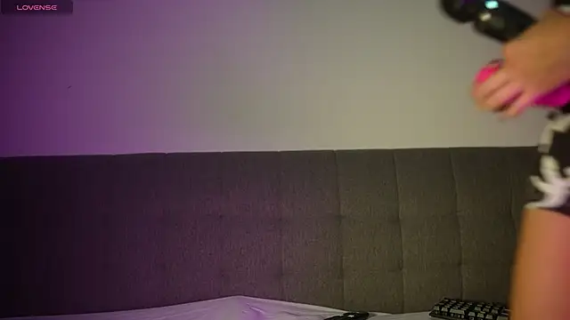 Snapshot of Vaniluu_9 chatting on February 28, 11:45 pm Vaniluu 9 online show from February 28, 11:45 pm