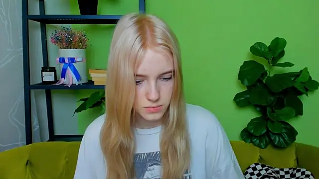 Snapshot of EdlaHewell chatting on February 17, 8:30 am EdlaHewell online show from February 17, 8:30 am