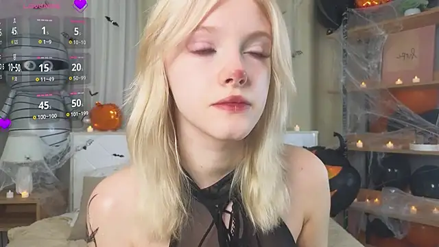 Snapshot of EdlaHewell chatting on October 31, 1:28 am EdlaHewell online show from October 31, 1:28 am