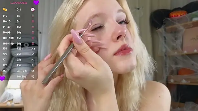 Snapshot of EdlaHewell chatting on November 6, 11:22 am EdlaHewell online show from November 6, 11:22 am