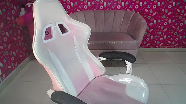 Snapshot of danatella_a chatting on February 24, 8:14 pm danatella a online show from February 24, 8:14 pm