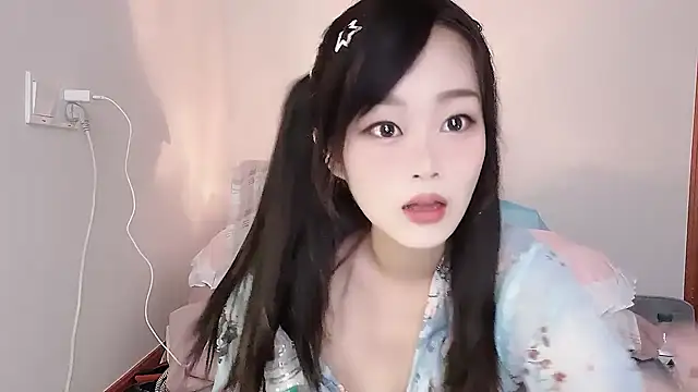 yueyue2003 online show from March 3, 2:15 pm