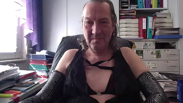 Snapshot of HMStraps01 chatting on March 7, 10:24 am HMStraps01 online show from March 7, 10:24 am