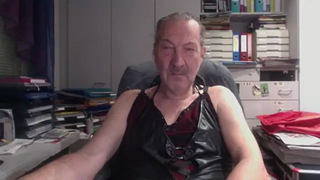 Snapshot of HMStraps01 chatting on December 18, 5:41 pm HMStraps01 online show from December 18, 5:41 pm