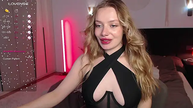 LunaticaBae online show from March 4, 3:55 am