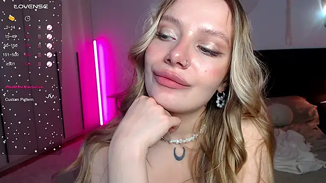 LunaticaBae online show from March 16, 7:15 am