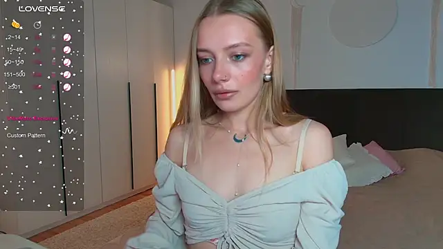 LunaticaBae online show from September 12, 4:01 am