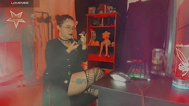 Snapshot of OnyxDiosaGotica chatting on October 12, 2:43 am OnyxDiosaGotica online show from October 12, 2:43 am