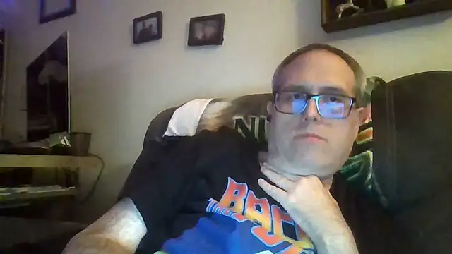 Snapshot of Smallone327 chatting on September 21, 3:52 am Smallone327 online show from September 21, 3:52 am