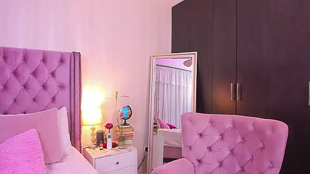 natashaleightt online show from March 6, 2:51 am