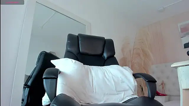 CHANELL 11INCHES online show from March 21, 8:29 pm