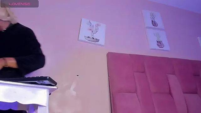 CHANELL 11INCHES online show from October 26, 11:38 am