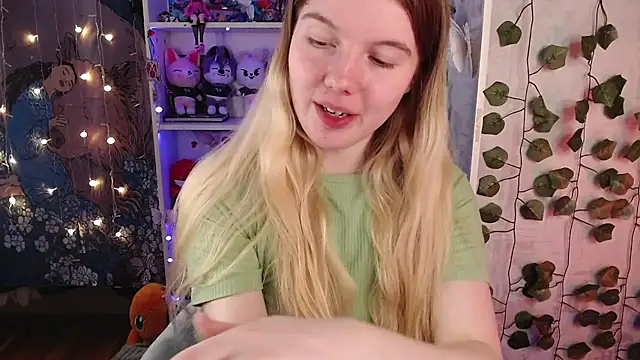 Snapshot of Strawberry_juli chatting on February 27, 5:24 am Strawberry juli online show from February 27, 5:24 am