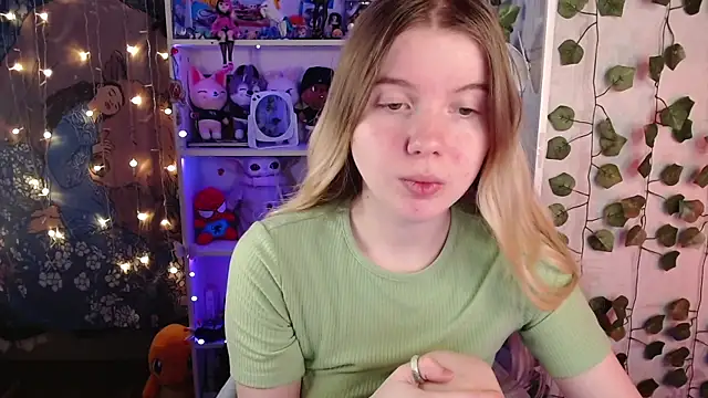 Snapshot of Strawberry_juli chatting on February 28, 2:09 am Strawberry juli online show from February 28, 2:09 am