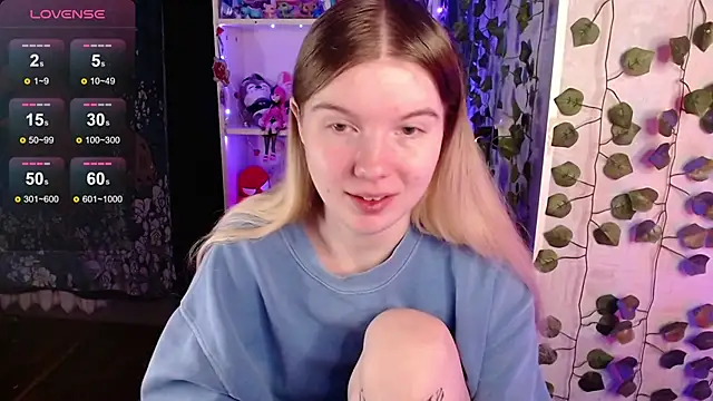 Snapshot of Strawberry_juli chatting on March 22, 1:22 am Strawberry juli online show from March 22, 1:22 am