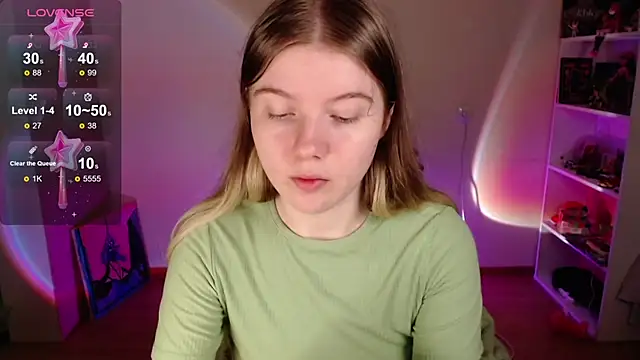 Snapshot of Strawberry_juli chatting on September 26, 5:11 am Strawberry juli online show from September 26, 5:11 am