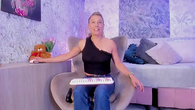 Liannaa  online show from September 18, 7:38 pm