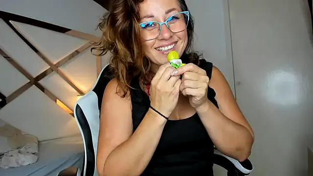 Snapshot of Allison_greey chatting on December 15, 7:40 pm Allison greey online show from December 15, 7:40 pm