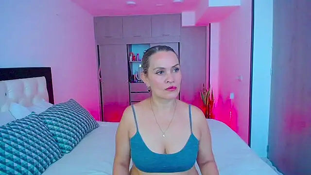 CarolinneFiotti online show from September 25, 1:15 pm