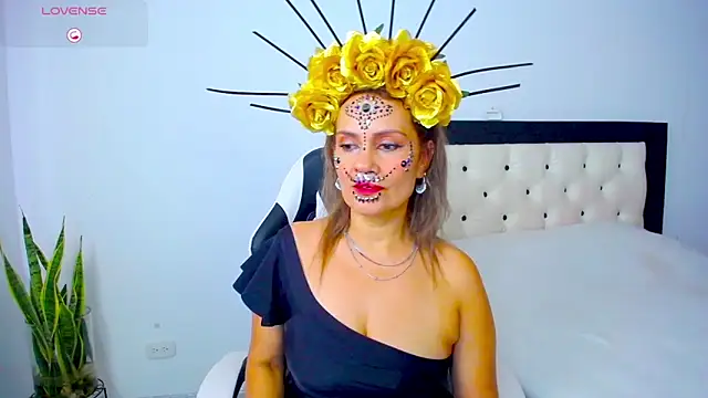 CarolinneFiotti online show from October 31, 4:41 pm