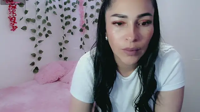 luna lgomez  online show from March 8, 11:05 am