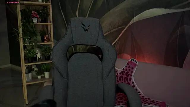 Snapshot of OliviaMcClean chatting on October 8, 1:03 am OliviaMcClean online show from October 8, 1:03 am