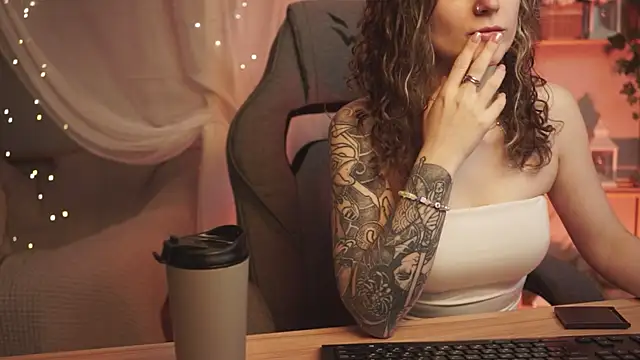 Snapshot of OliviaMcClean chatting on October 30, 11:22 am OliviaMcClean online show from October 30, 11:22 am